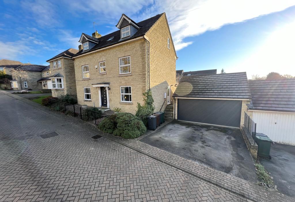 Lark Vale, Bingley, West Yorkshire 5 bed detached house for sale £450,000