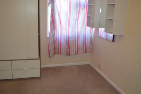 4 bedroom terraced house to rent, Manford Road. , IG7