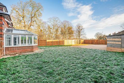 undefined, Hampton Court Road, East Molesey, Surrey, KT8