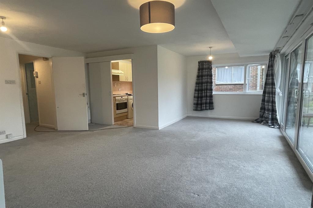 The Fairway, Midhurst, GU29 2 bed flat £950 pcm (£219 pw)