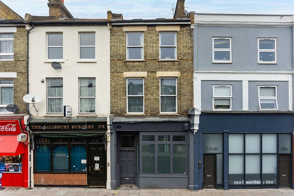 Dawes road, Fulham, London, SW6 2 bed flat £2,600 pcm (£600 pw)