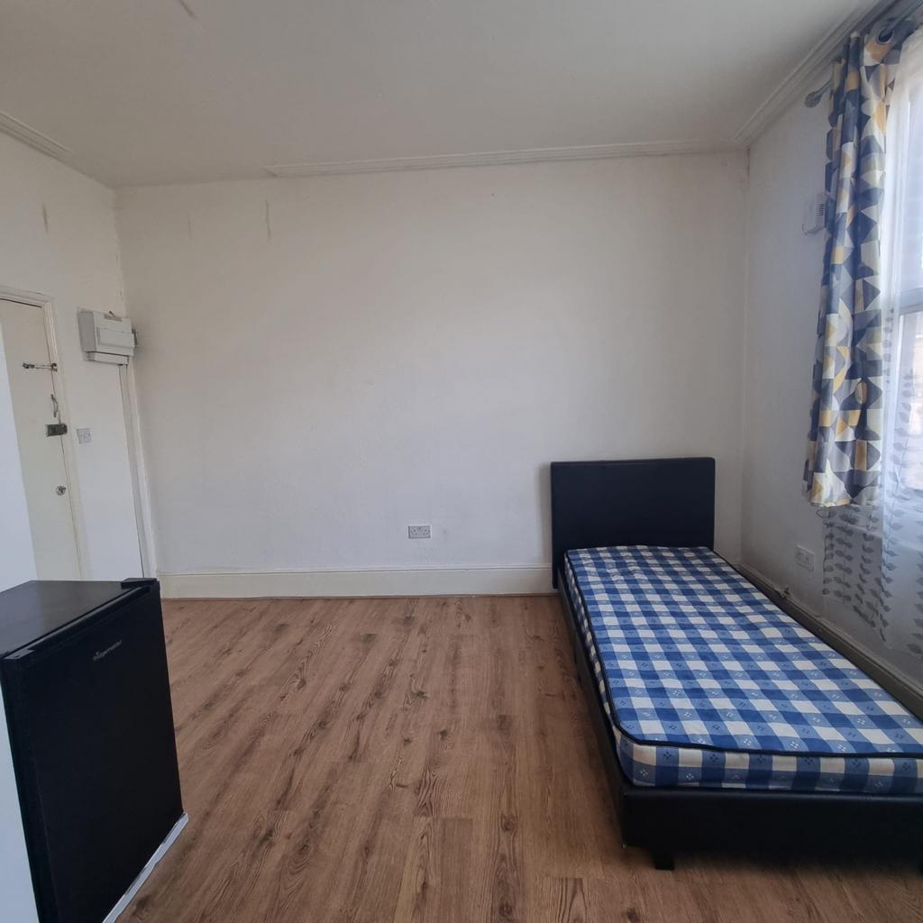 Mitcham Lane, Streatham, SW16 1 bed flat £900 pcm (£208 pw)
