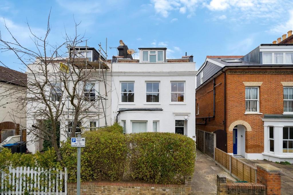 Griffiths Road, Wimbledon 2 bed flat - £525,000