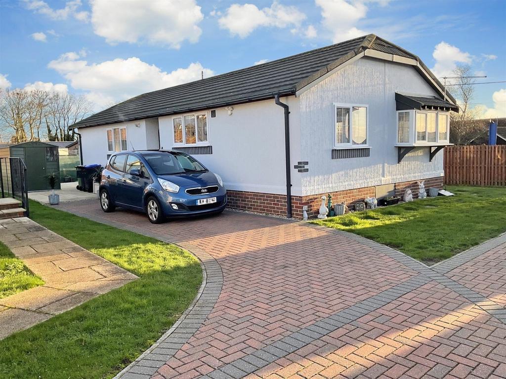 Faversham Road, Seasalter... 2 bed park home £275,000