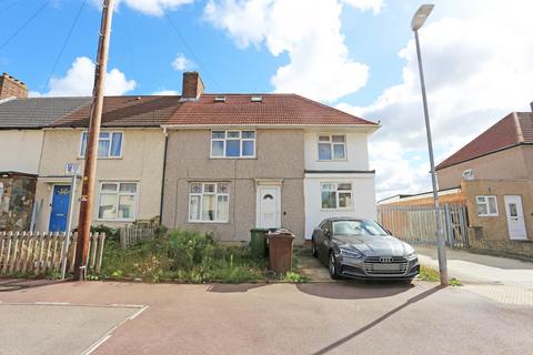 Studio to rent, Hunters Hall Road, Dagenham, RM10