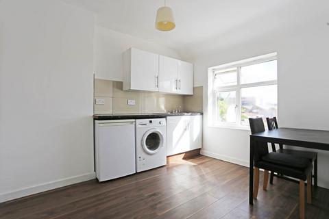 Studio to rent, Hunters Hall Road, Dagenham, RM10