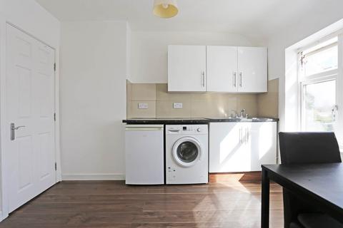 Studio to rent, Hunters Hall Road, Dagenham, RM10