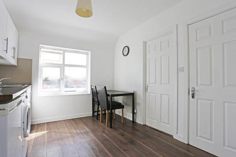 Studio to rent, Hunters Hall Road, Dagenham, RM10