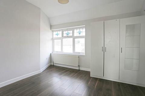 Studio to rent, Hunters Hall Road, Dagenham, RM10