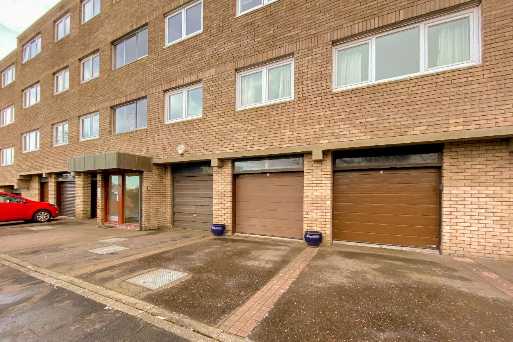 Craigleith Avenue South, Craigleith, Edinburgh, EH4 3 bed flat £1,500