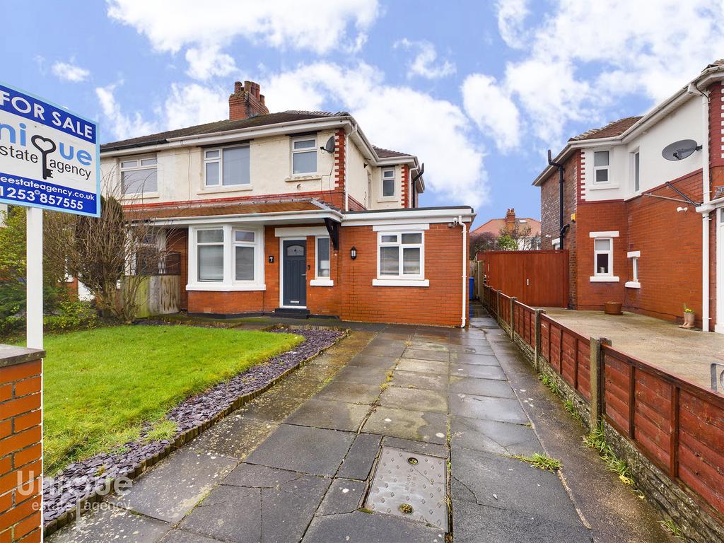 Richmond Avenue, ThorntonCleveleys... 3 bed semidetached house £249,900