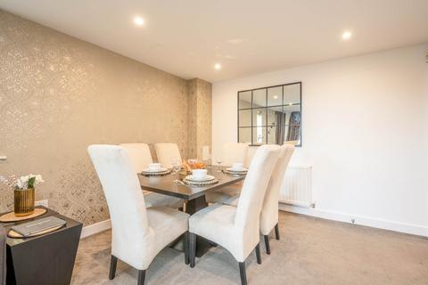 2 bedroom flat for sale, Owen Court, Grade Close, Elstree