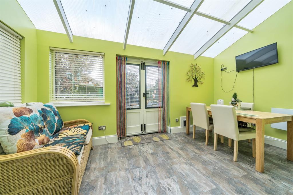 Knox Road, Havant, PO9 2 bed flat £259,950
