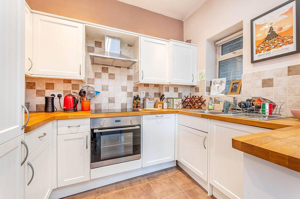 Inglis Road, Ealing Common, London, W5 Studio £2,000 pcm (£462 pw)