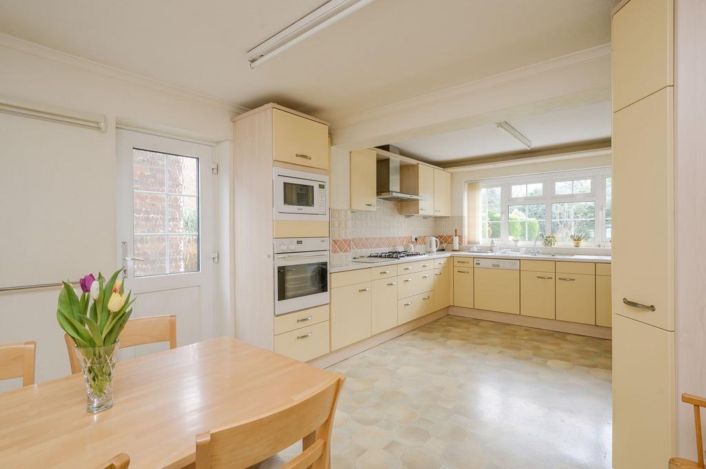 Hogshill Lane, Cobham, KT11 4 bed detached house for sale £1,295,000