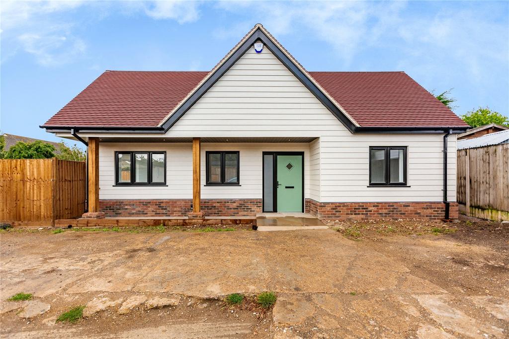 Hullbridge Road, South Woodham Ferrers, Chelmsford, Essex, CM3 3 bed bungalow for sale £550,000