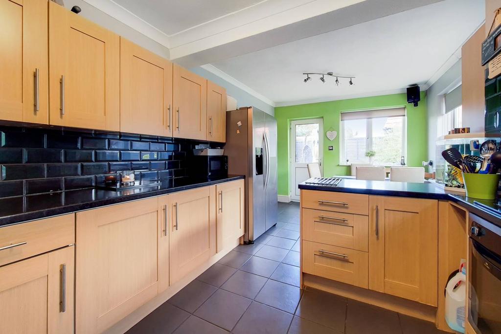 Crane Avenue, Isleworth, TW7 4 bed semidetached house £3,900 pcm (£