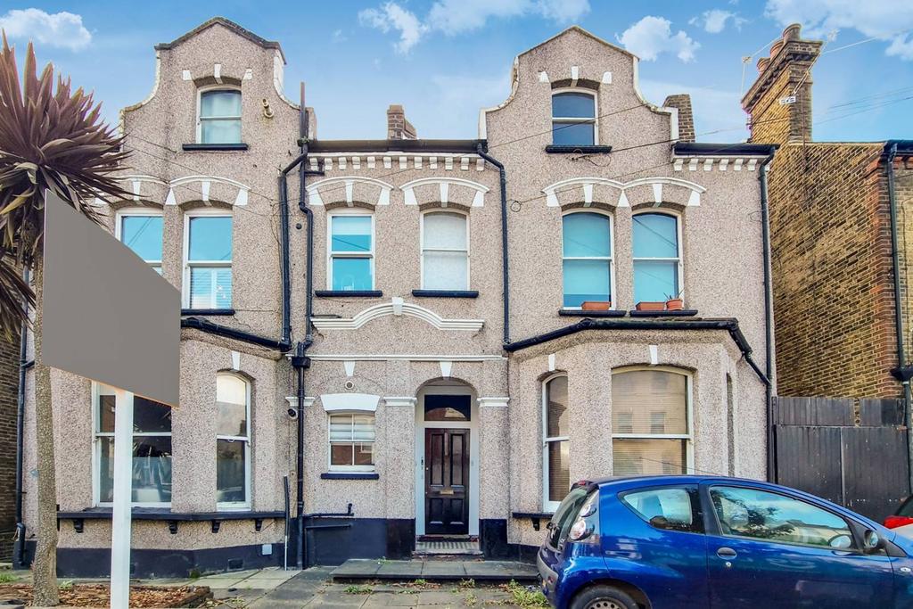 Ellison Road, Streatham Common... 2 bed flat £2,600 pcm (£600 pw)