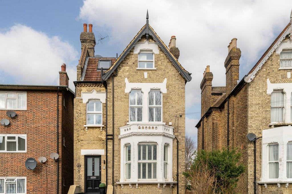 Hopton Road, Streatham, London, SW16 2 bed flat £2,275 pcm (£525 pw)