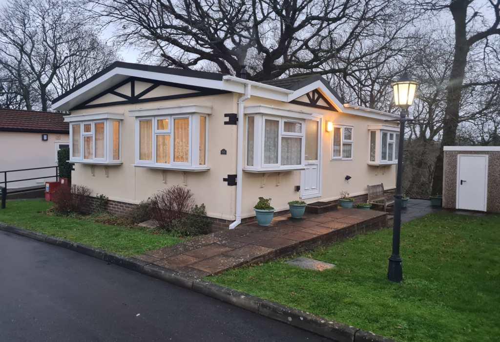 Restavon, Biggin Hill 2 bed park home for sale £185,000