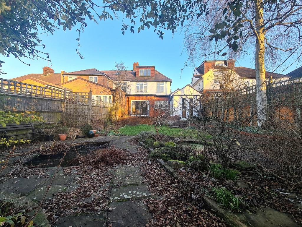 Wychwood Avenue, Luton, Bedfordshire... 4 bed semidetached house £