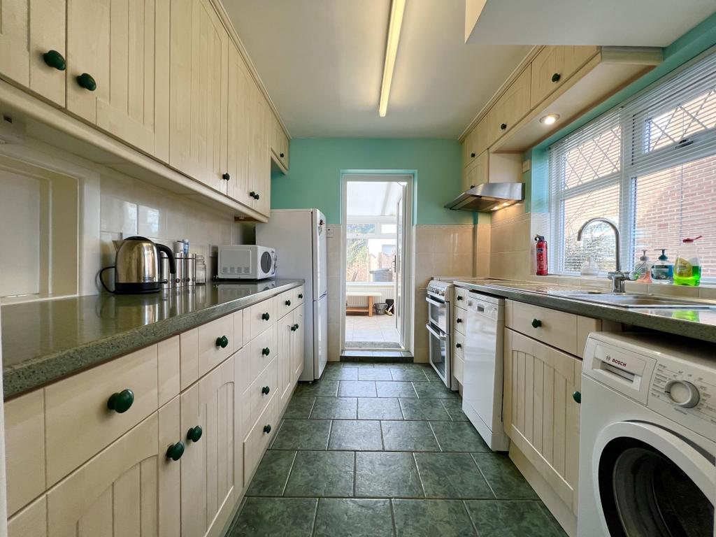 Marling Way Gravesend DA12 3 bed semidetached house £1,400 pcm (£323 pw)