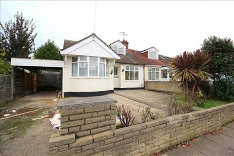 4 bedroom bungalow to rent - Berkeley Avenue, Ilford, Greater London, IG5 0UP