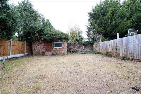 4 bedroom bungalow to rent - Berkeley Avenue, Ilford, Greater London, IG5 0UP