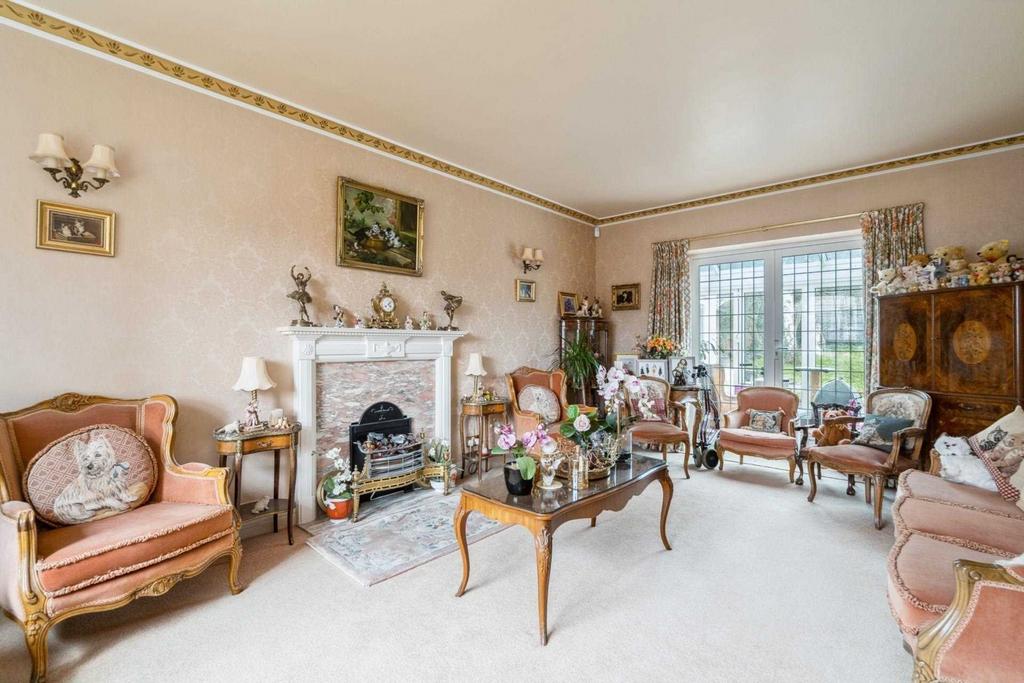 Belmont Road, Bushey 4 bed detached house for sale £1,280,000