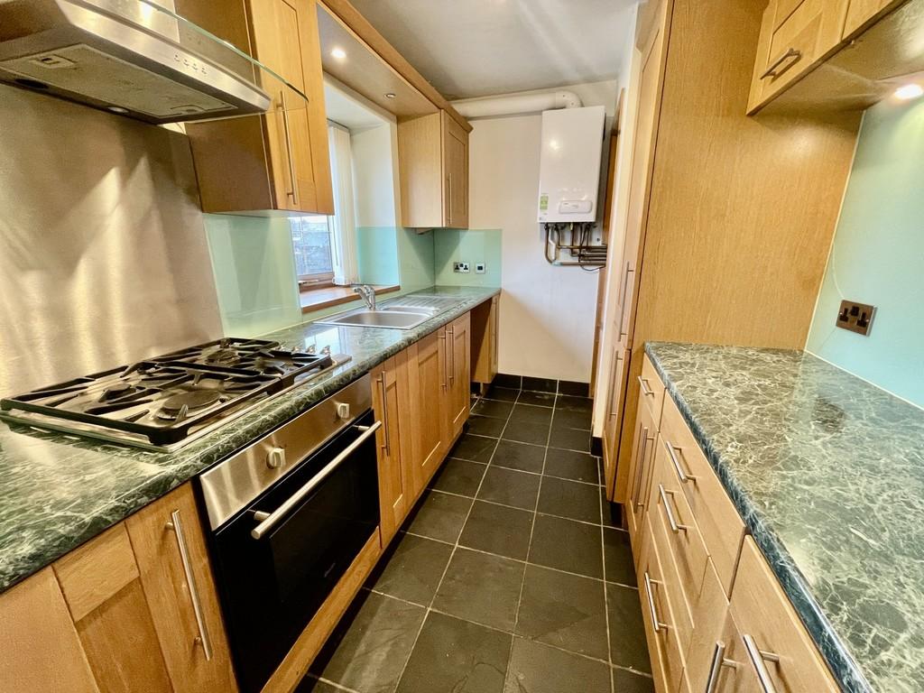 Moor Lane, Birkenshaw 2 bed cottage £650 pcm (£150 pw)