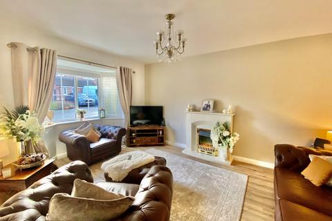 4 bedroom detached house for sale - Moorlands Road, Cleckheaton, BD19