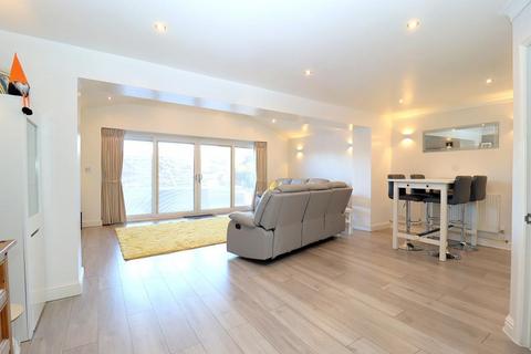 4 bedroom detached house for sale, Woodmere, Barton Hills, Luton, Bedfordshire, LU3 4DN