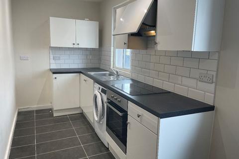 2 bedroom flat to rent, 70a Furtherwick Road