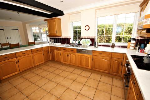 5 bedroom detached house for sale - Popps Lane, Cooden, Bexhill-on-Sea, TN39