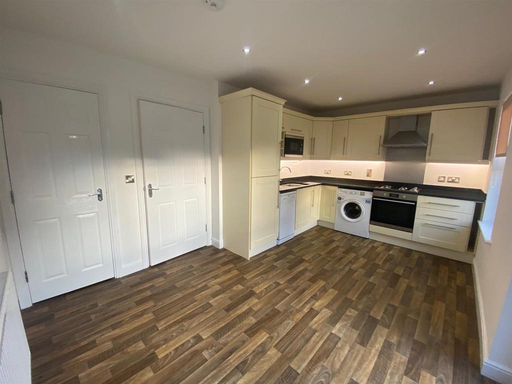 Long Lane, Honley, Holmfirth 3 bed semidetached house £950 pcm (£219 pw)