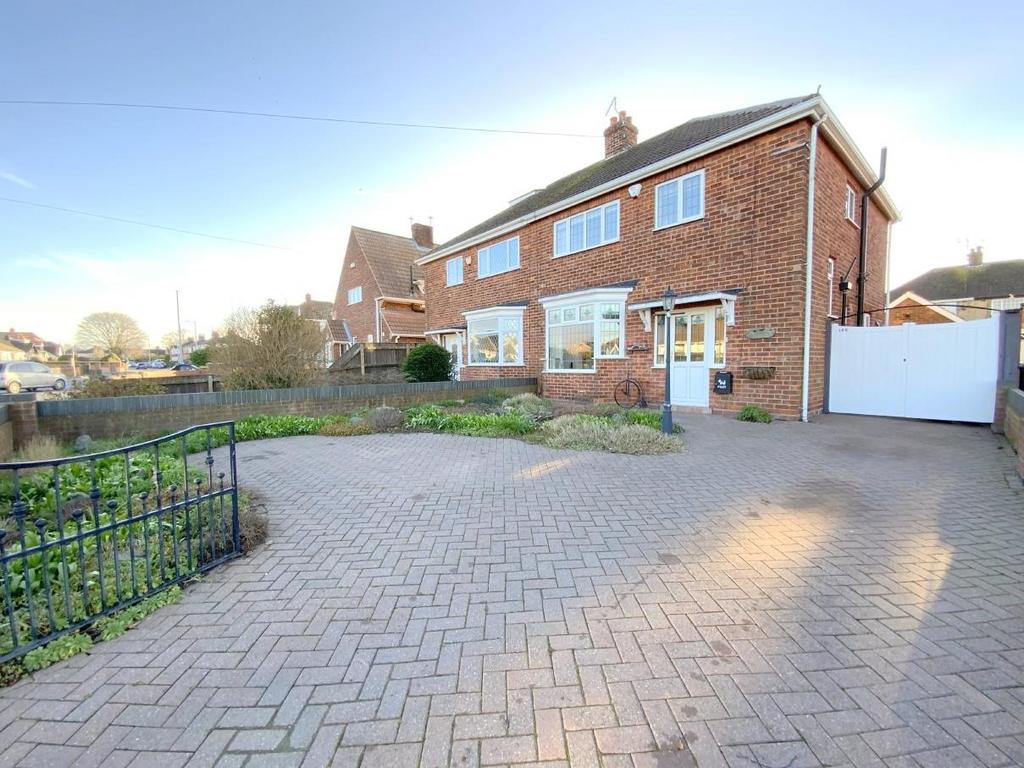 Carr Lane, Grimsby 3 bed semidetached house £185,950