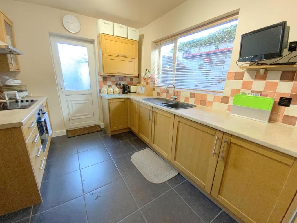 Whitby Drive, Grimsby 3 bed end of terrace house for sale £150,000