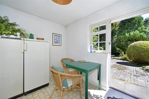 33 Windy Wood, Godalming, GU7 1XX