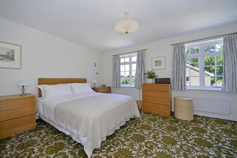 33 Windy Wood, Godalming, GU7 1XX