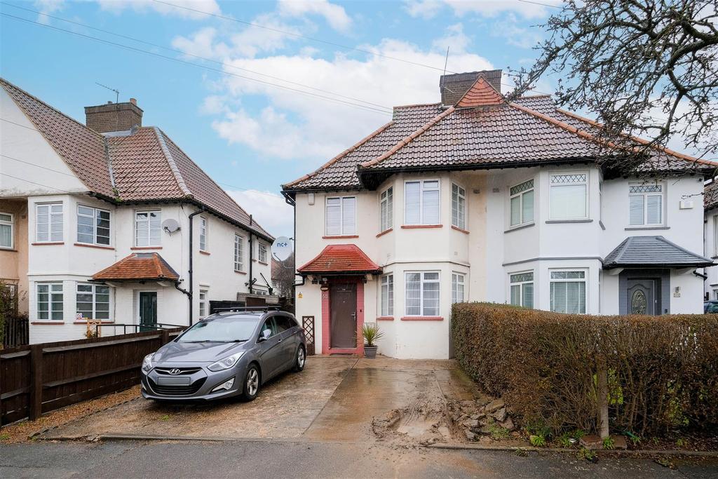 Ropers Avenue, Chingford 3 bed house £2,100 pcm (£485 pw)