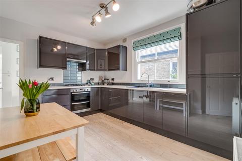 15c Treport Street, London, SW18 2BW