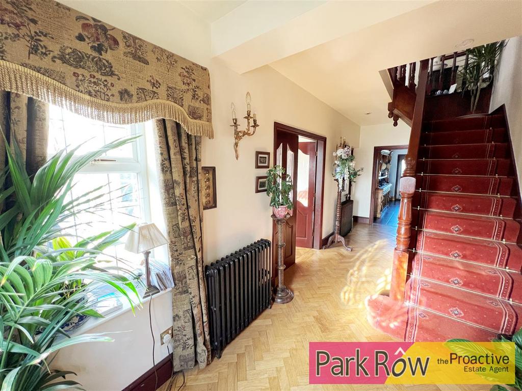 Wood Walk, Wombwell, Barnsley 4 bed detached house £440,000