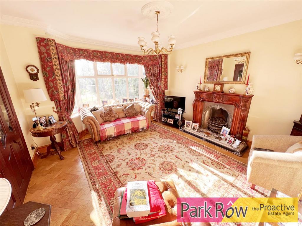 Wood Walk, Wombwell, Barnsley 4 bed detached house £440,000