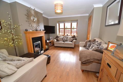 3 bedroom semi-detached house for sale - Vicarage Court, Cleckheaton