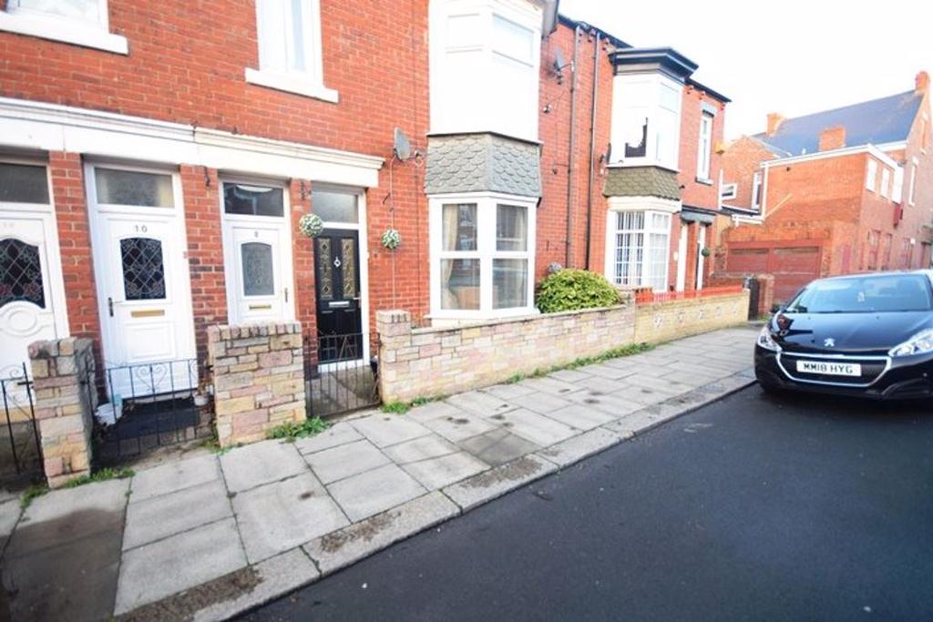 Armstrong Terrace, South Shields 3 bed flat £495 pcm (£114 pw)