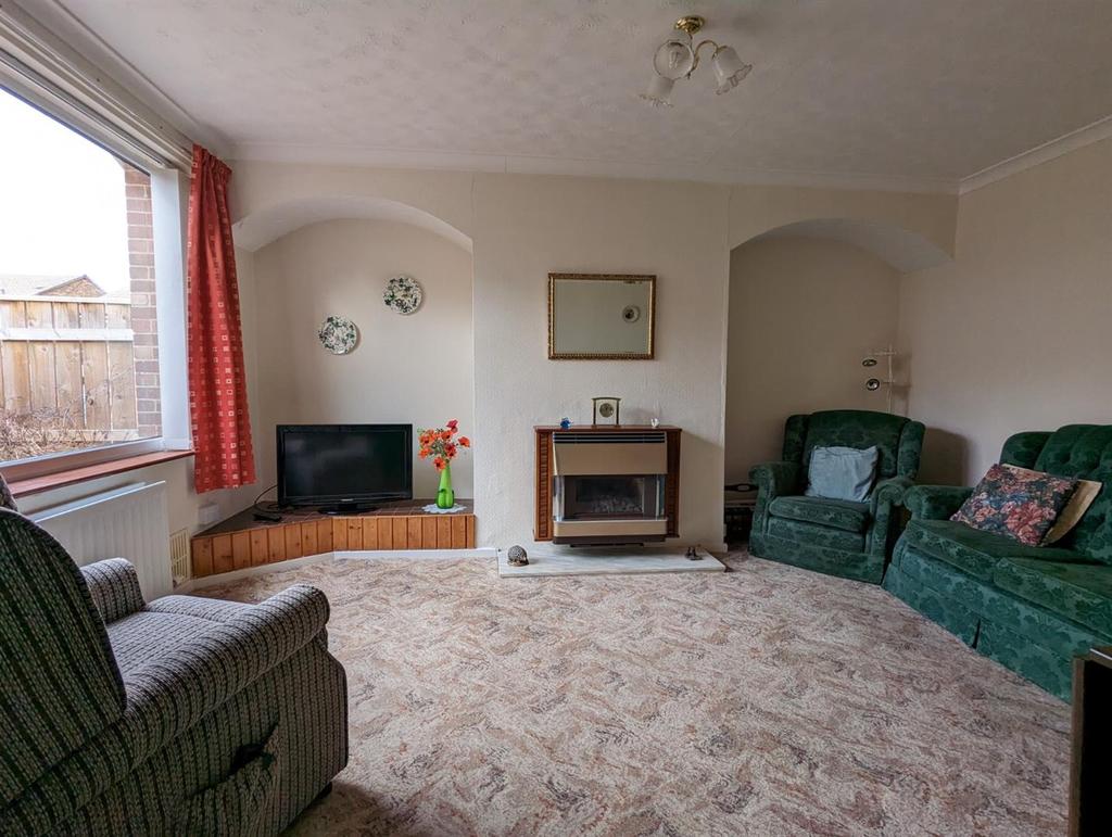 Warwick Drive, Whickham, Newcastle upon Tyne 3 bed semidetached bungalow for sale £230,000