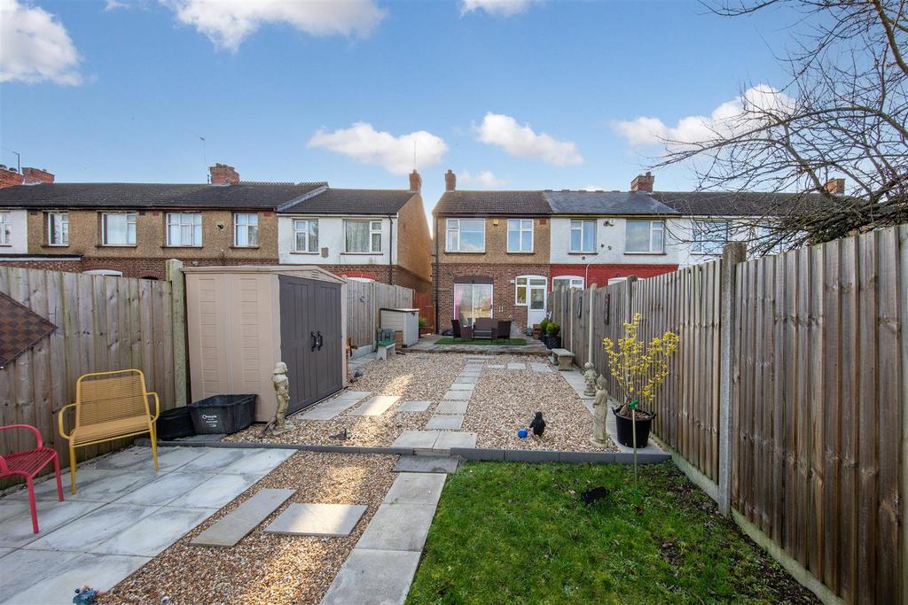 Poynters Road, Luton, Bedfordshire 3 bed end of terrace house for sale