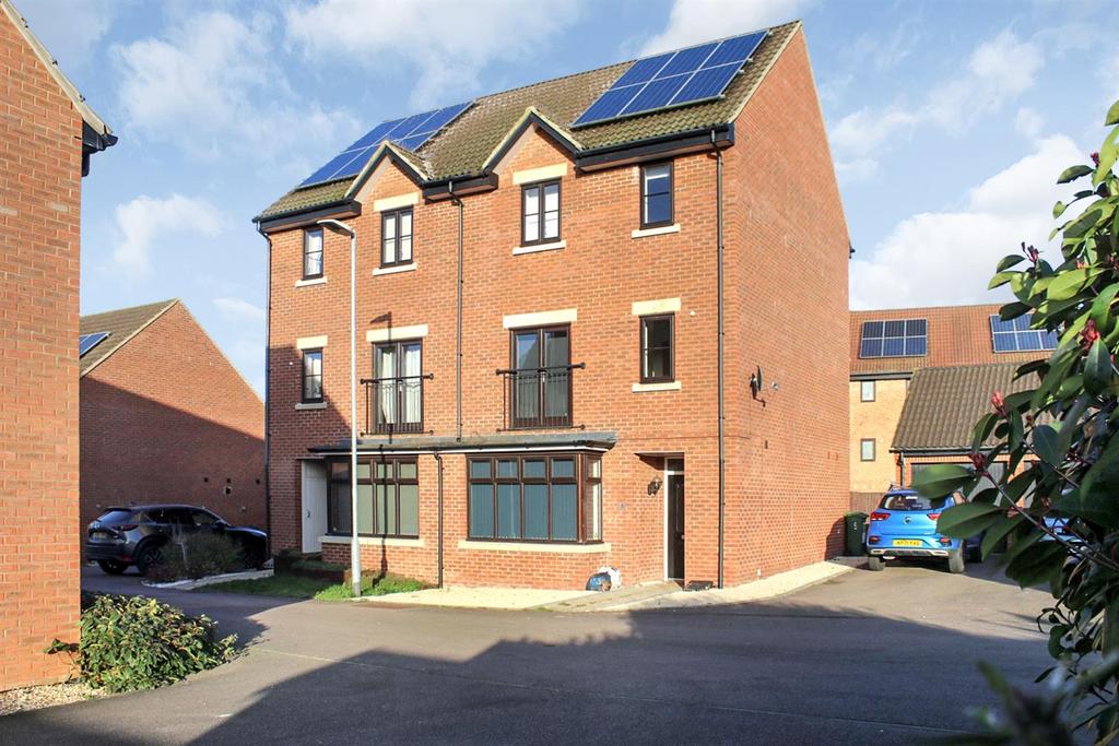 Rosemoor Close, Westcroft, Milton Keynes 4 bed townhouse for sale £