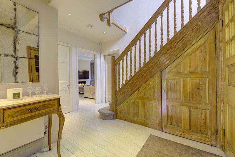 9 heath close 375171 hall 800px.jpg
