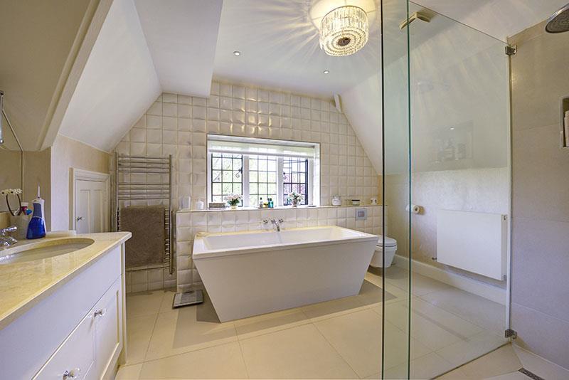 9 heath close 375171 top Bath1 800px.jpg